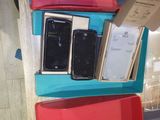 un présentoir de téléphones portables sur une étagère dans un magasin