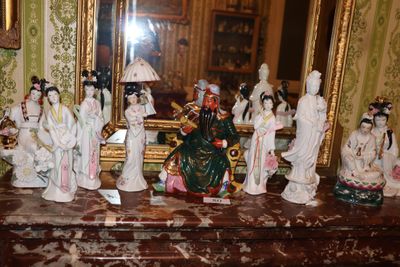 de nombreuses figurines posées sur une table dans une pièce