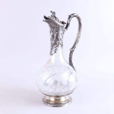 un vase en argent et en verre orné d'un oiseau