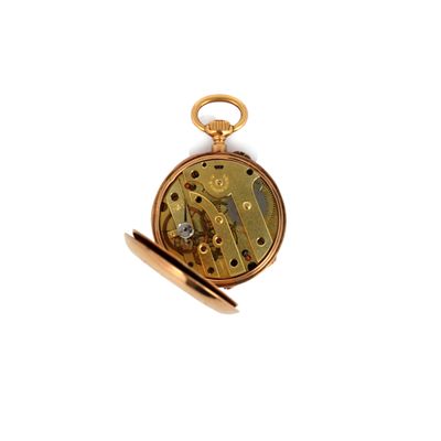 une image d'une montre de poche en gros plan sur fond blanc