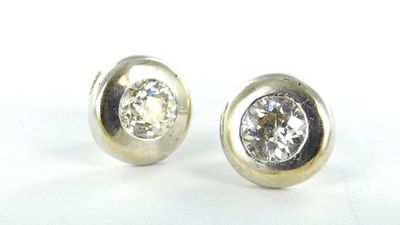 paire de boucles d'oreilles en diamant sur fond blanc