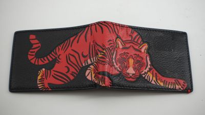 étui-portefeuille orné d'un tigre sur fond blanc