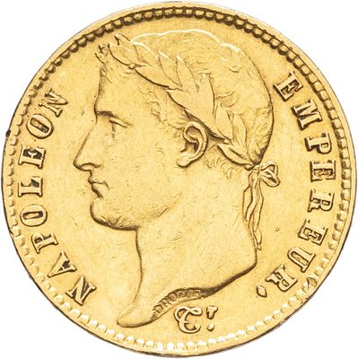 Gros plan sur une pièce d'or ornée d'une tête de femme