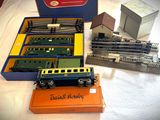 une boîte contenant un circuit de train et une boîte contenant un circuit de train