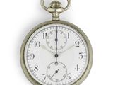 gros plan d'une montre de poche sur fond blanc