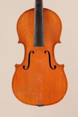 un vieux violon avec un archet sur fond blanc