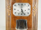 une horloge posée sur une table