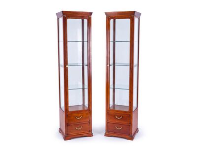 deux vitrines en bois avec des portes en verre de chaque côté