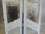paire de portes anciennes en bois peintes en blanc, ornées de sculptures élaborées