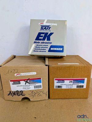 deux boîtes sont empilées sur une table
