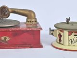 deux boîtes à l'ancienne placées l'une à côté de l'autre