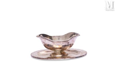 une assiette en argent posée sur une soucoupe, sur fond blanc
