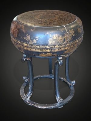 ASIE. Petit guéridon en bois laqué noir et décor doré de feu…