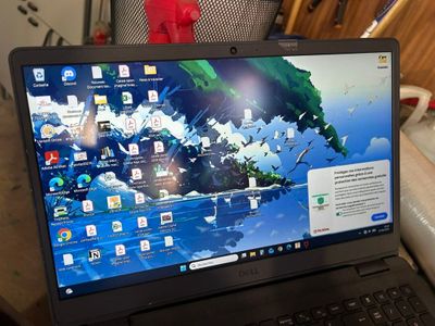 un ordinateur portable posé sur un bureau