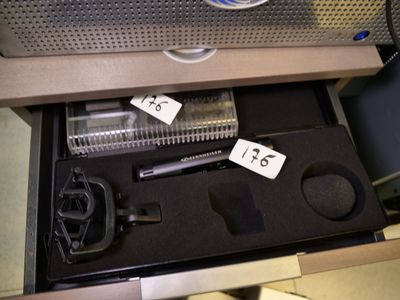 un tiroir contenant une brosse à cheveux, un peigne et d'autres objets