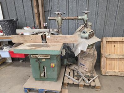 une machine posée sur une palette dans un garage