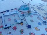 une table recouverte d'une nappe, sur laquelle se trouve un fer à repasser