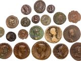 un ensemble de pièces de monnaie romaines antiques sur fond blanc
