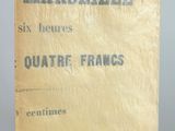 gros plan d'un livre posé sur une table à fond gris