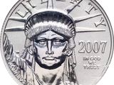 un gros plan d'une pièce d'argent sur laquelle figure la statue de la Liberté