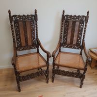 Paire de fauteuils à haut dossier en bois naturel.