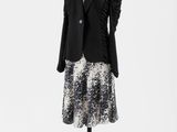 une robe et une veste noires et blanches sur un mannequin