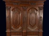 un meuble ancien en bois avec deux portes et deux tiroirs