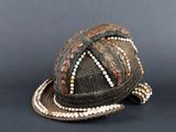 un chapeau orné de perles posé sur une table