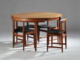 une table entourée de quatre chaises, posée sur un sol blanc