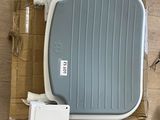 des toilettes bleues et blanches posées sur un plancher en bois