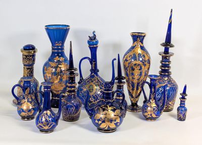 beaucoup de vases bleus et dorés sur la table