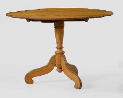 une vieille table en bois avec un plateau en bois sur fond blanc
