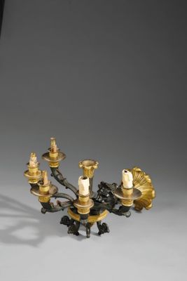 paire de chandeliers anciens en laiton avec des boules de marbre noires et blanches