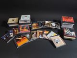divers CD et cassettes posés sur une surface noire