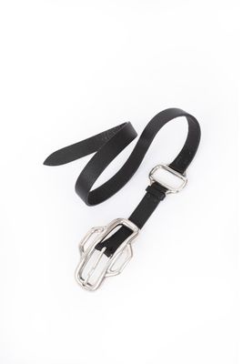 une laisse pour chien en cuir noir avec une boucle métallique sur fond blanc