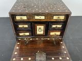 une petite boîte en bois comportant de nombreux tiroirs