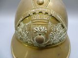 a gold helmet with a crest on the front of it