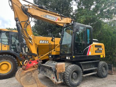 un bulldozer jaune garé à côté d'un bulldozer noir et jaune