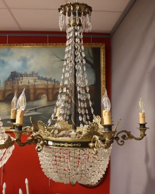 Grand lustre en métal à patine brune doré à six lumières, à …
