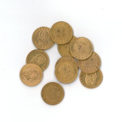 quelques pièces d'or empilées les unes sur les autres sur une surface blanche