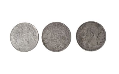 trois pièces d'argent sur fond blanc, avec un fond blanc
