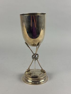 une coupe en argent posée sur un socle, sur fond blanc
