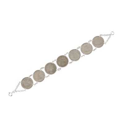 gros plan d'un bracelet sur fond blanc