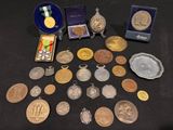 un lot de pièces de monnaie posées sur une table