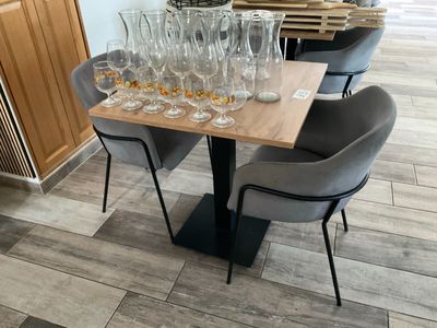 une table sur laquelle sont posés des verres à vin