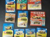 un grand nombre de voitures-jouets qui se trouvent sur la table