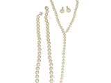un gros plan d'un collier de perles et d'une boucle d'oreille sur fond blanc