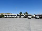 de nombreux camions garés sur un parking