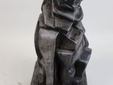 statue d'un chat assis sur un bloc de bois