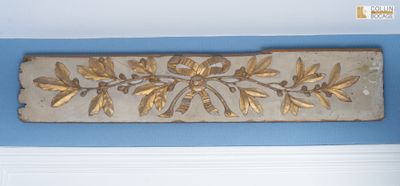 une décoration à la feuille d'or sur le mur au-dessus de la porte